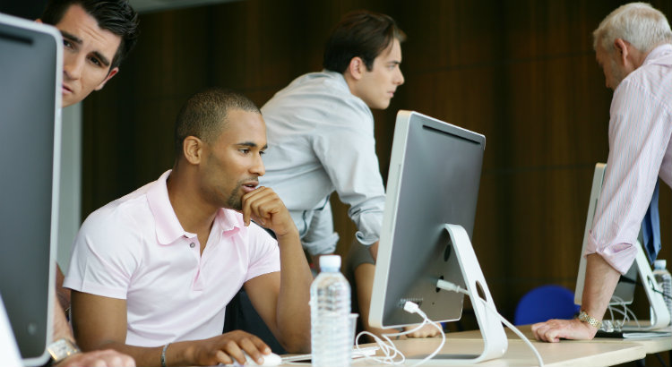 Homem negro de frente a tela de computador em primeiro plano ilustrando como gerar celeridade e praticidade em um escritório de advocacia