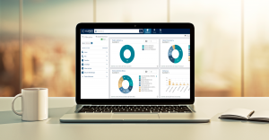 Imagem de notebook aberto mostrando tela da plataforma para ilustrar como revolucionar a gestão jurídica com o Kurier Analytics