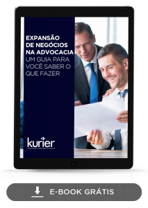 Imagem de tablet mostrando a capa do e-book "expansão de negócios na advocacia"
