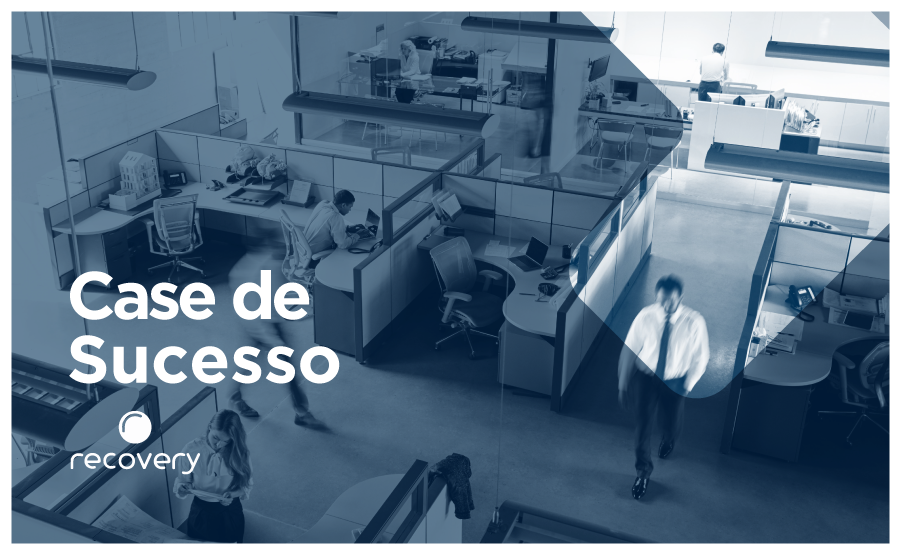 Imagem azul de escritório com texto escrito "case de sucesso recovery"