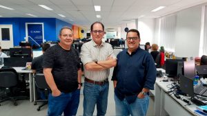 Imagem mostrando três homens brancos de óculos, da esquerda para a direita Leandro Rodriguez, Salvatore Bruno e Fred Ferraz
