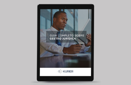 Imagem de tablet mostrando capa do guia completo sobre gestão jurídica