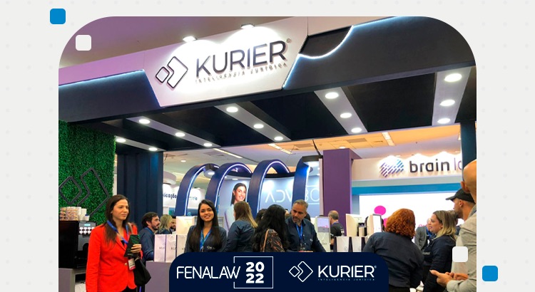 Foto do estande da Kurier na Fenalaw 2022 com alguns visitantes