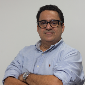 Foto de Fred homem branco de óculos e cabelo curto escuro