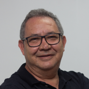 Foto de Leandro homem branco de óculos e cabelo curto grisalho