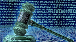 Imagem de martelo da Justiça sobreposto por códigos de dados representando como extrair dados da Justiça