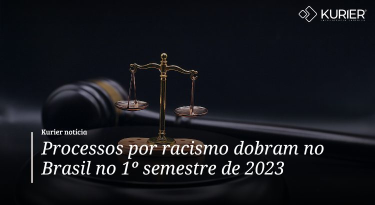 Imagem com fundo escuro e balança da justiça e texto escrito "processos por racismo dobram no Brasil no 1º semestre de 2023"