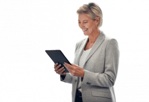 Mulher branca utilizando sorrindo, soluções operacionais jurídicas em um tablet