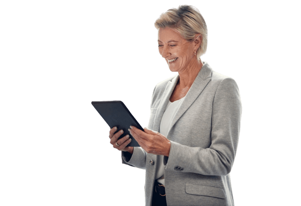 Mulher branca utilizando sorrindo, soluções operacionais jurídicas em um tablet