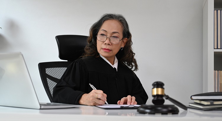 Imagem de juíza vestida de toga analisando um caso de liquidação por arbitramento