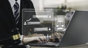 Imagem ilustrativa de "sistema para escritório de advocacia" com advogado mexendo em computador e imagem de tela transparente