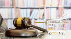 Imagem com martelo da justiça e carrinho de compra ilustrando o código de defesa do consumidor